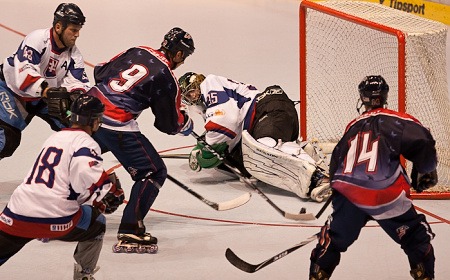 Obhájci zlata z USA se rozjížděli pomalu, nakonec však Slováky rozdrtili 12:3